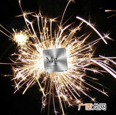 镁条燃烧时的现象是什么,镁条燃烧会产生什么固体?