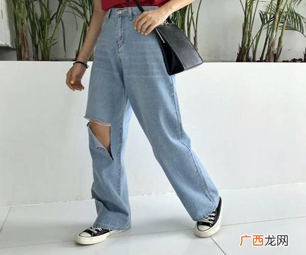 牛仔裤穿着时掉色怎么办,牛仔裤掉色怎么恢复颜色？