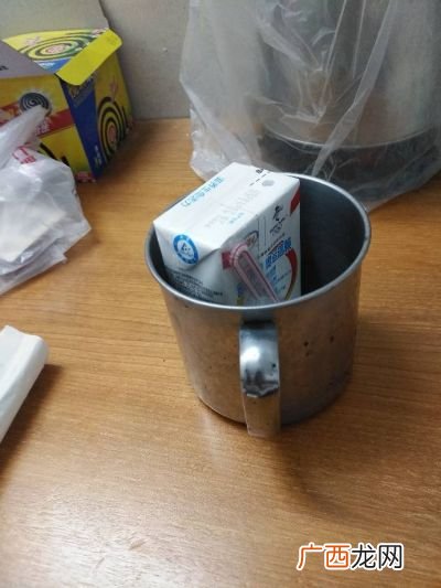 盒装伊利纯牛奶怎么加热,伊利液态奶可以带包装纸盒加热吗？