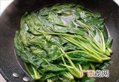 吃菠菜时要不要先焯焯水,为什么菠菜要焯水呢？