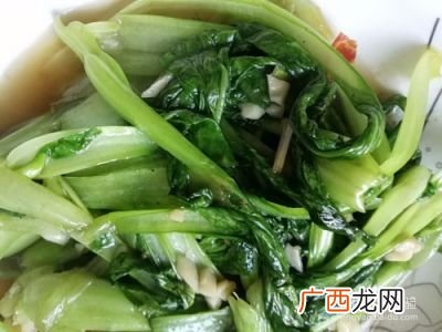 怎样做清蒸青菜,为什么蒸芹菜叶放点碱面蒸出来那么绿？
