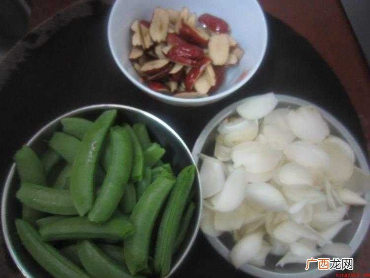 食物提前准备:荷兰豆250克、百合3个、红枣15个、油、盐、 炒大枣怎么炒