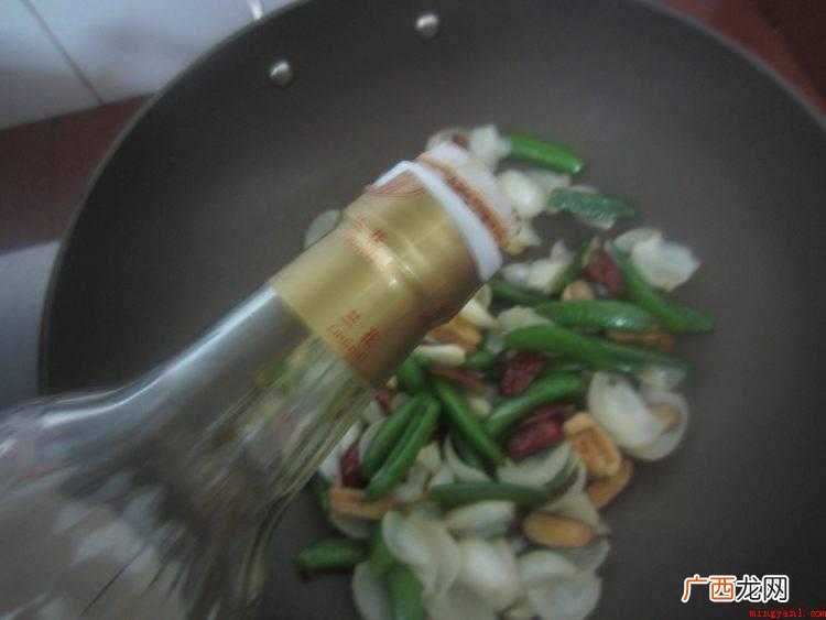 食物提前准备:荷兰豆250克、百合3个、红枣15个、油、盐、 炒大枣怎么炒