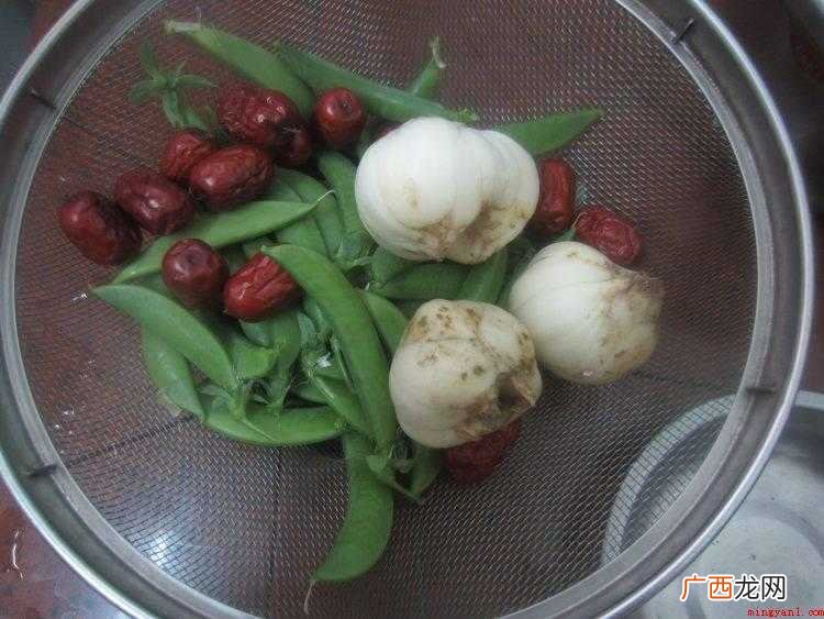 食物提前准备:荷兰豆250克、百合3个、红枣15个、油、盐、 炒大枣怎么炒