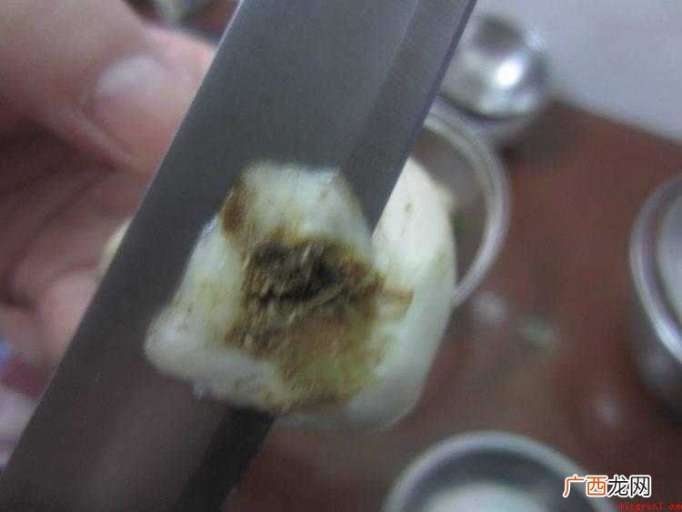 食物提前准备:荷兰豆250克、百合3个、红枣15个、油、盐、 炒大枣怎么炒