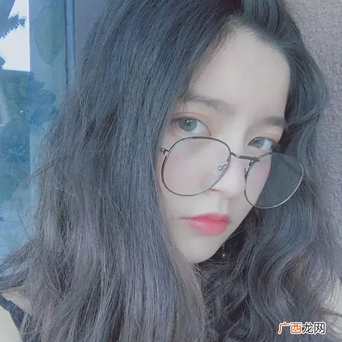 什么颜色显皮肤白,玫瑰金和金色哪个显白？
