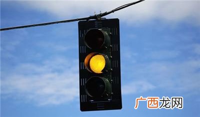交通信号灯黄灯亮时代表什么意思,汽车仪表上黄灯一直亮是怎么回事？