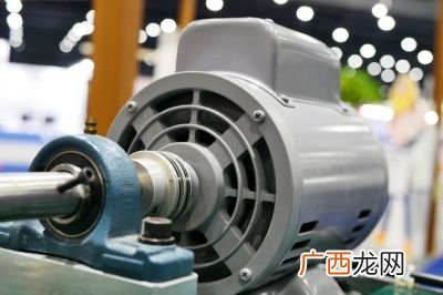 风力发电机的扇叶是什么材质,风力发电扇叶是v什么材质的？