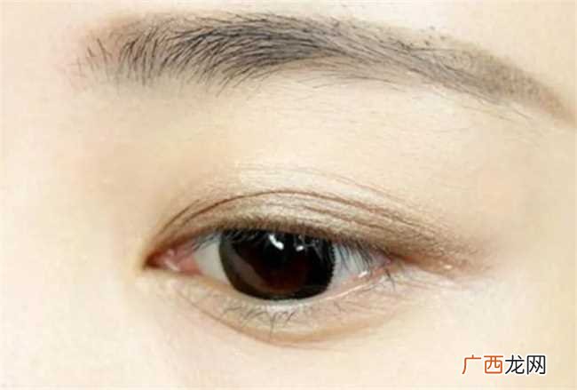 双眼皮很深的女人面相好吗