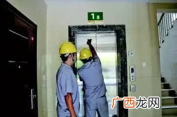 电梯困人救援时间标准,公共场所被困电梯物业赔偿标准?