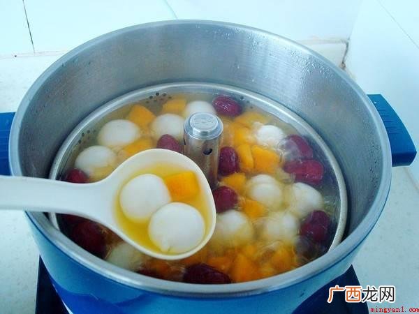 南瓜削皮去籽,切尺寸一样的块,大枣洗净用凉小水泡再洗净 汤圆怎么煮好吃