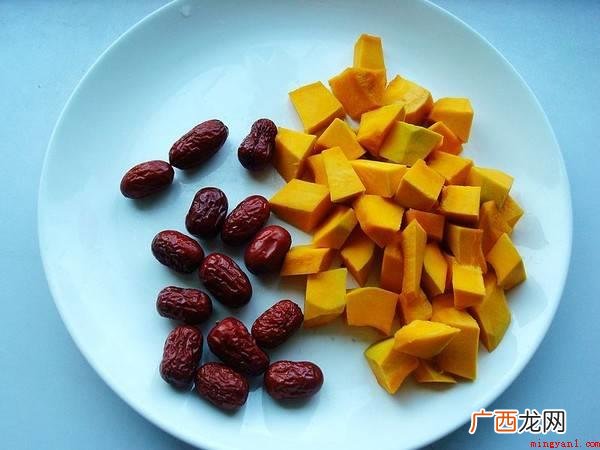 南瓜削皮去籽,切尺寸一样的块,大枣洗净用凉小水泡再洗净 汤圆怎么煮好吃