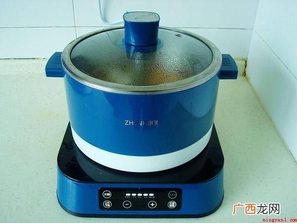 南瓜削皮去籽,切尺寸一样的块,大枣洗净用凉小水泡再洗净 汤圆怎么煮好吃
