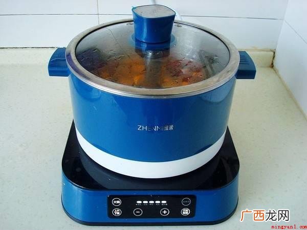 南瓜削皮去籽,切尺寸一样的块,大枣洗净用凉小水泡再洗净 汤圆怎么煮好吃