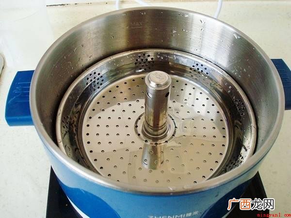 南瓜削皮去籽,切尺寸一样的块,大枣洗净用凉小水泡再洗净 汤圆怎么煮好吃