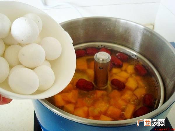南瓜削皮去籽,切尺寸一样的块,大枣洗净用凉小水泡再洗净 汤圆怎么煮好吃