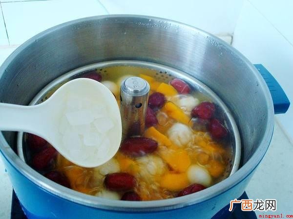 南瓜削皮去籽,切尺寸一样的块,大枣洗净用凉小水泡再洗净 汤圆怎么煮好吃