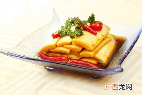泡萝卜皮在怎么做,超小厨萝卜皮的腌制方法？