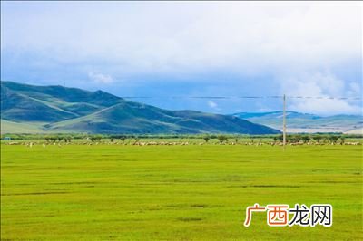 老舍草原的故事背景是什么,老舍的《草原》主要写什么?