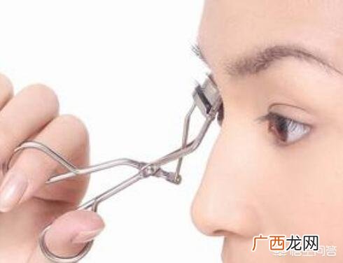 贴假睫毛的方法,假睫毛怎么贴？