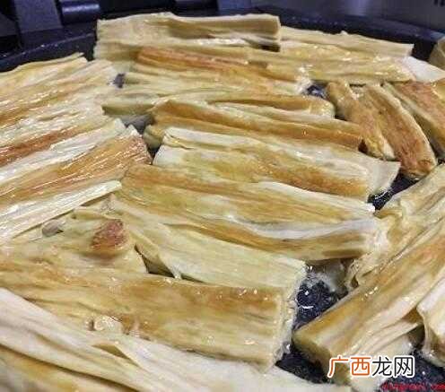 路边小吃上不知名的辣条只有有时候买一回解馋 辣条是怎么做的有多脏