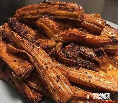 路边小吃上不知名的辣条只有有时候买一回解馋 辣条是怎么做的有多脏