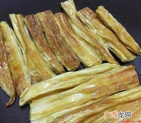 路边小吃上不知名的辣条只有有时候买一回解馋 辣条是怎么做的有多脏