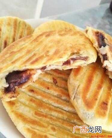 一碗面粉,用温水合成面团,醒十分钟 油酥豆沙饼的做法及配方
