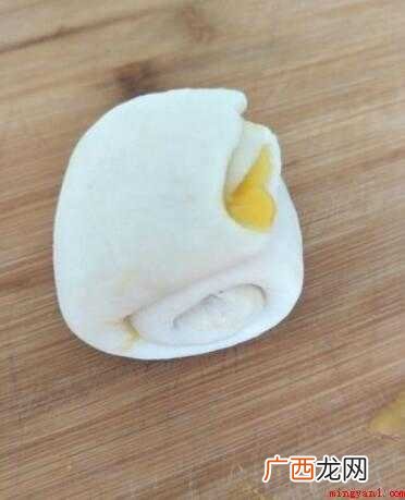 一碗面粉,用温水合成面团,醒十分钟 油酥豆沙饼的做法及配方