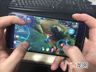 三指操作怎么练,王者荣耀怎么拉三指？