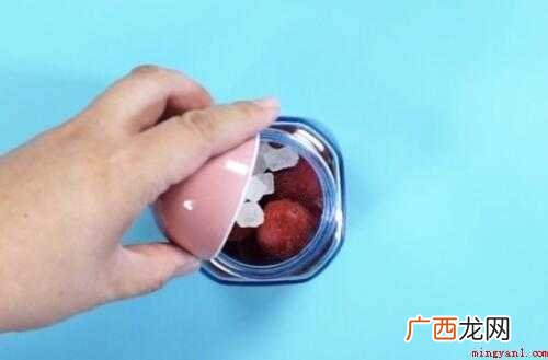 十斤白酒泡十斤杨梅,杨梅与白酒的比例为1:1 十斤白酒泡多少杨梅