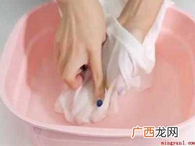 缝纫机油弄到衣服上怎么洗掉