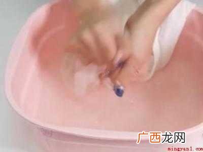 缝纫机油弄到衣服上怎么洗掉