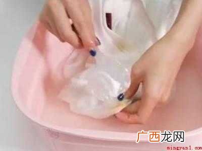 缝纫机油弄到衣服上怎么洗掉
