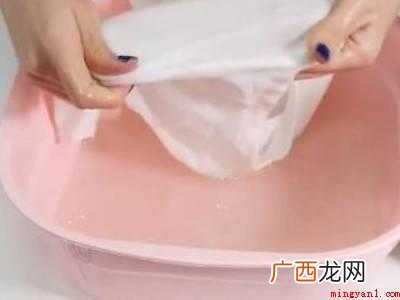 缝纫机油弄到衣服上怎么洗掉