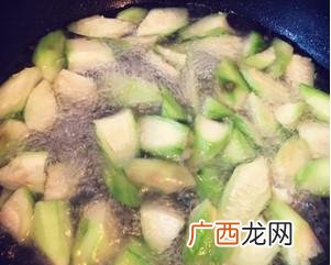 丝瓜汤怎么做才好吃好喝,丝瓜汤要先炒丝瓜吗？