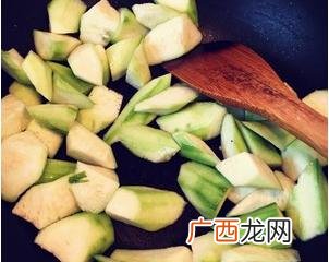 丝瓜汤怎么做才好吃好喝,丝瓜汤要先炒丝瓜吗？