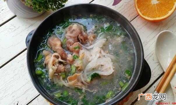 适合老年人的食谱有:萝卜丝鸡肉丸汤、白萝卜海带汤、羊肉萝卜丝 适合老年人的食谱