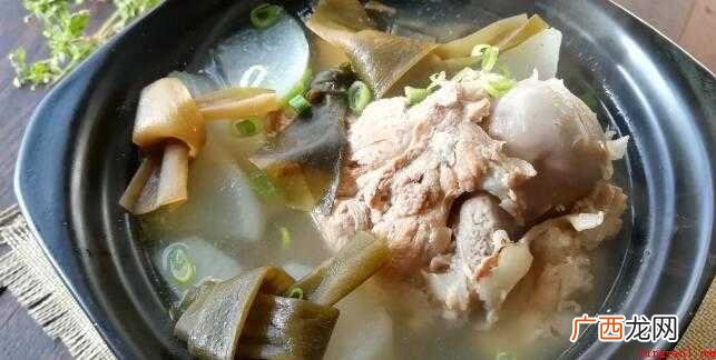 适合老年人的食谱有:萝卜丝鸡肉丸汤、白萝卜海带汤、羊肉萝卜丝 适合老年人的食谱