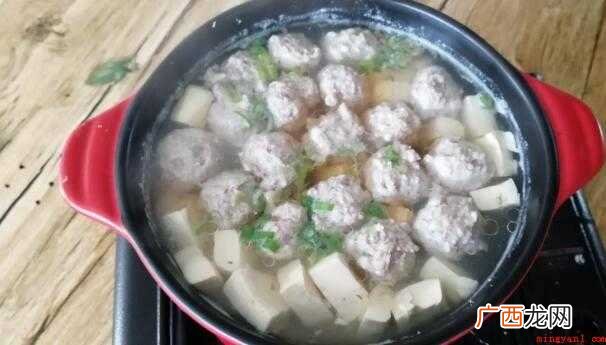 适合老年人的食谱有:萝卜丝鸡肉丸汤、白萝卜海带汤、羊肉萝卜丝 适合老年人的食谱