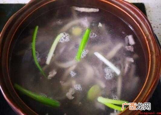 羊下货汤的调料:羊杂300克、葱姜蒜适量、白胡椒粉少量、盐少 羊下货汤的做法和配料