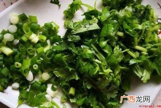 羊下货汤的调料:羊杂300克、葱姜蒜适量、白胡椒粉少量、盐少 羊下货汤的做法和配料