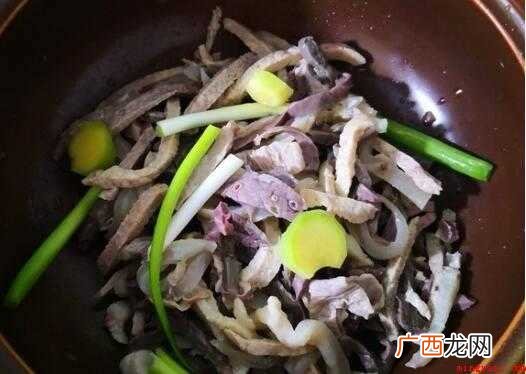 羊下货汤的调料:羊杂300克、葱姜蒜适量、白胡椒粉少量、盐少 羊下货汤的做法和配料