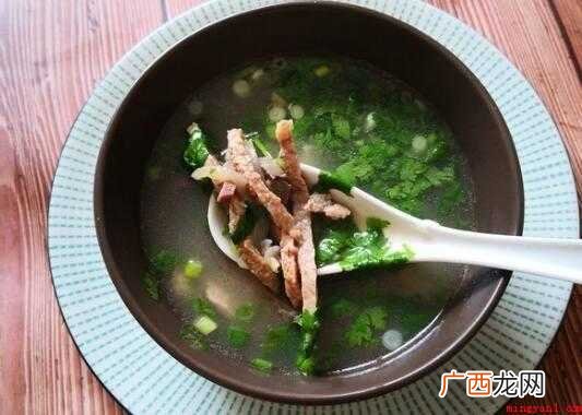 羊下货汤的调料:羊杂300克、葱姜蒜适量、白胡椒粉少量、盐少 羊下货汤的做法和配料