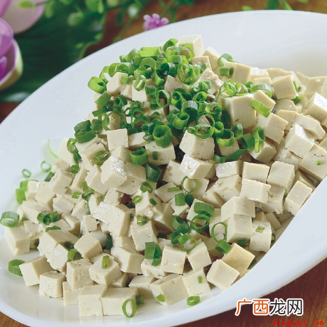 小葱拌豆腐的颜色有哪些 小葱拌豆腐歇后语的下一句是什么