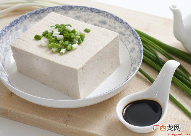 小葱拌豆腐的颜色有哪些 小葱拌豆腐歇后语的下一句是什么