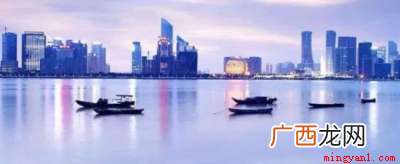 七古诗意思:钱塘江八月的涛声犹如万马奔腾,惊天吼地而来,数丈