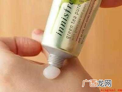 白布鞋上的黑色痕迹怎么去除