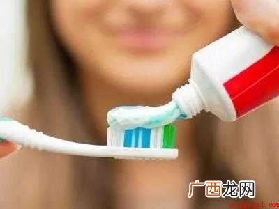白布鞋上的黑色痕迹怎么去除