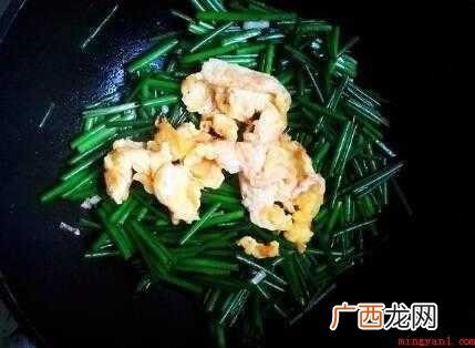 韭菜苔炒鸡蛋小技巧,不用放盐之外的别的调味品 韭菜苔炒鸡蛋窍门